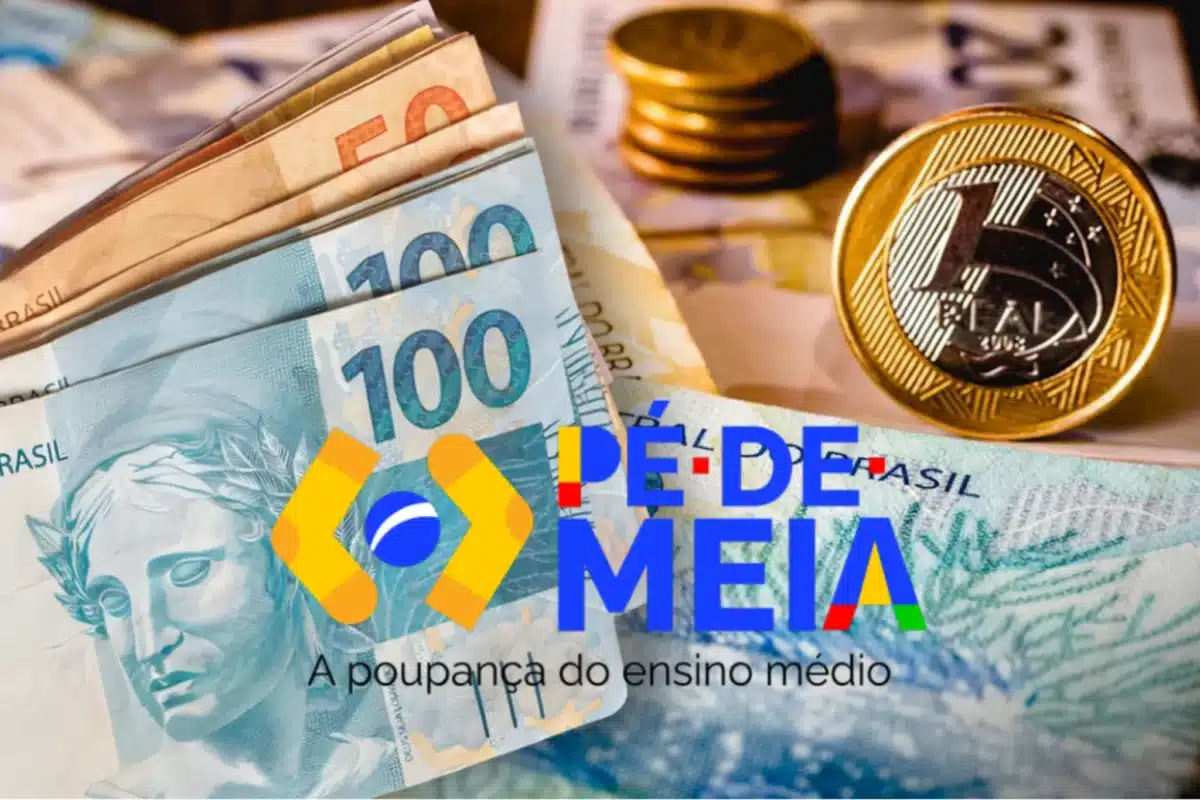 Notas de real e moedas ao lado da identidade visual do programa Pé-de-Meia representando o pagamento do incentivo estudantil