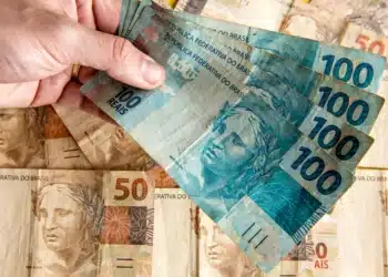 Notas de real brasileiro simbolizando o pagamento da primeira parcela do décimo terceiro salário para aposentados e pensionistas do INSS.