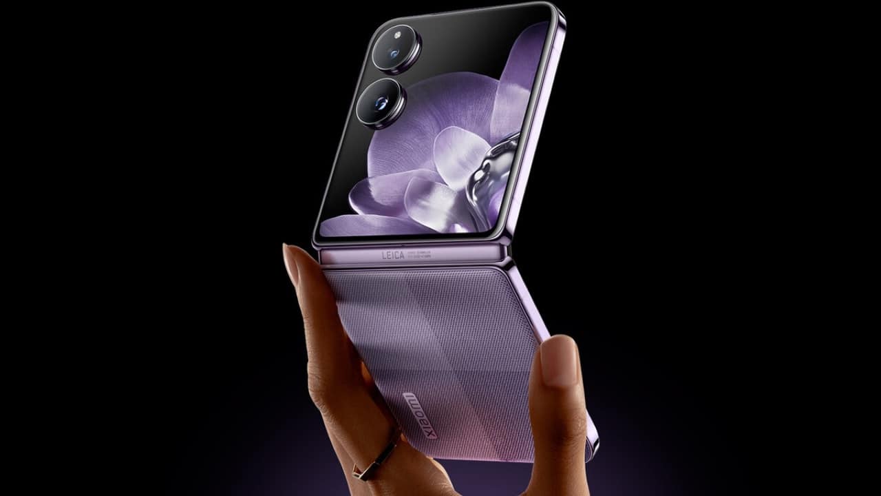 Smartphone dobrável no formato Flip parcialmente aberto mostrando tela externa e módulo duplo de câmeras.