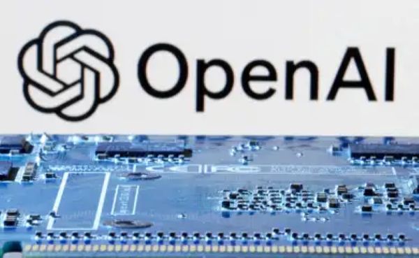 Logotipo da OpenAI em preto sobre fundo branco, posicionado acima de uma placa de circuito eletrônico azul detalhada, representando o poder de processamento da inteligência artificial.