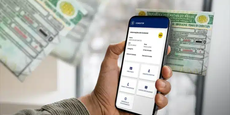 Mão de uma pessoa segurando um smartphone que exibe o aplicativo oficial da Carteira Digital de Trânsito com os dados do condutor. Ao fundo, versões desfocadas da CNH impressa em papel verde tradicional flutuam para simbolizar a transição para o digital.