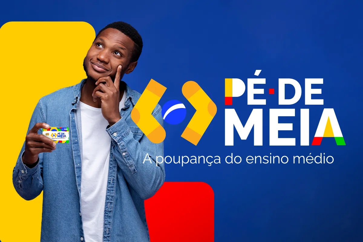 Homem jovem pensativo segurando cartão do programa Pé-de-Meia ao lado do logotipo oficial em fundo azul e amarelo