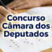 Pessoa marca respostas em folha de exame ao lado de borracha e caderno durante concurso