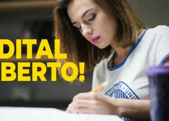 Estudante preenchendo prova enquanto concurso público municipal abre inscrições com salários acima de R$ 4 mil.