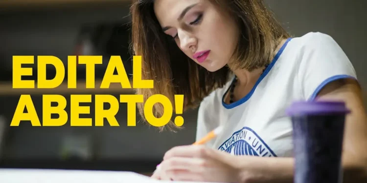Estudante preenchendo prova enquanto concurso público municipal abre inscrições com salários acima de R$ 4 mil.