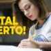Estudante preenchendo prova enquanto concurso público municipal abre inscrições com salários acima de R$ 4 mil.