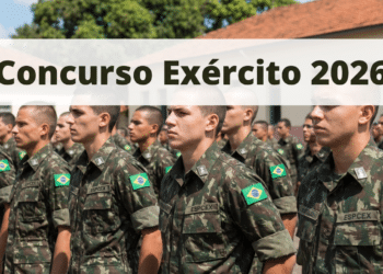 Jovens soldados perfilados em uniforme militar com brasão do Brasil em formação ao ar livre