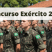 Jovens soldados perfilados em uniforme militar com brasão do Brasil em formação ao ar livre