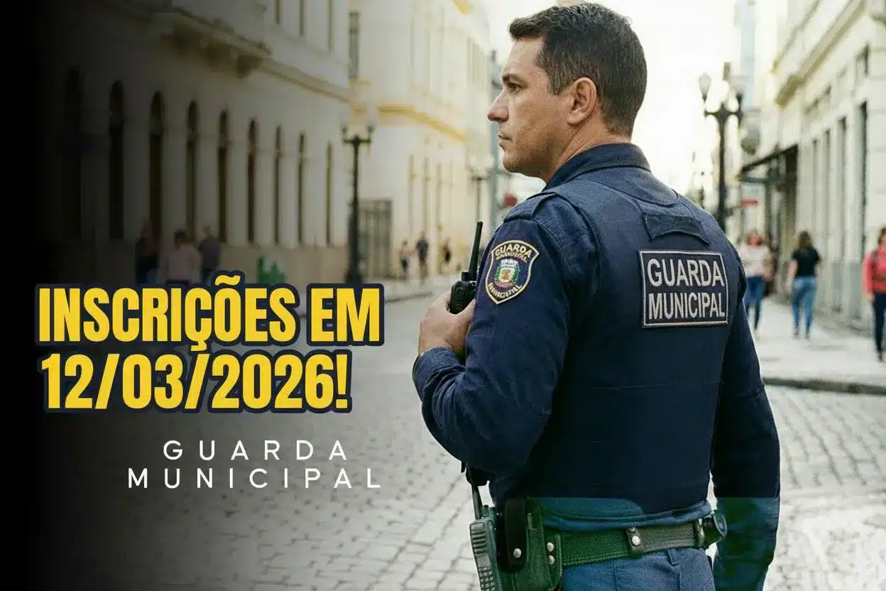 Guarda municipal uniformizado em rua histórica anunciando abertura das inscrições do concurso em 12 de março de 2026.