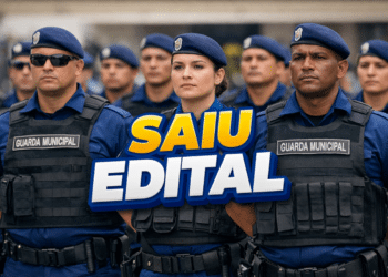Grupo de guardas municipais uniformizados com coletes e boinas azuis em formação