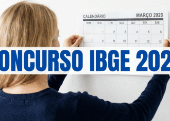 Pessoa prende calendário de março de 2026 na parede com destaque para concurso IBGE