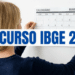 Pessoa de costas pendura calendário de março de 2026 na parede