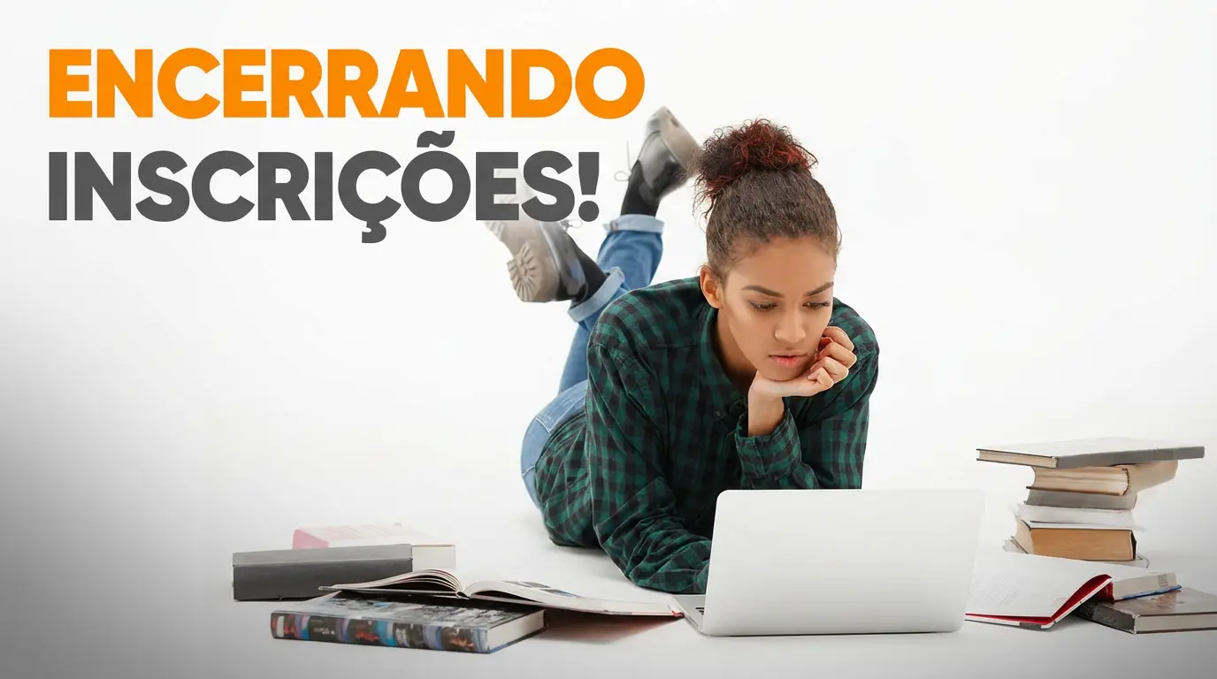 Candidata estudando em notebook com livros ao redor enquanto prazo de inscrições de concurso público se encerra em 1º de abril.
