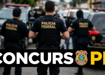 Policiais federais uniformizados em ação ao lado de viaturas oficiais em rua