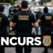 Policiais federais uniformizados em ação ao lado de viaturas oficiais em rua