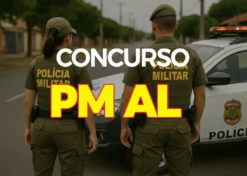 Policiais militares em uniforme representando o concurso da Polícia Militar de Alagoas, com informações sobre etapas de avaliação.