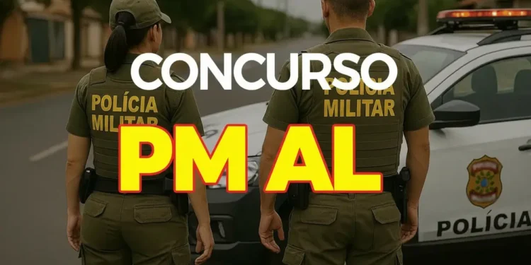 Policiais militares em uniforme representando o concurso da Polícia Militar de Alagoas, com informações sobre etapas de avaliação.