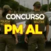Policiais militares em uniforme representando o concurso da Polícia Militar de Alagoas, com informações sobre etapas de avaliação.
