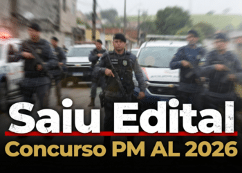 Grupo de policiais militares armados em frente a viaturas com chuva ao fundo