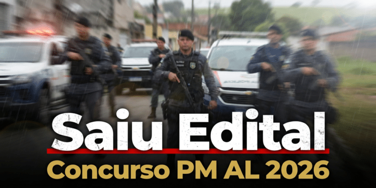 Grupo de policiais militares armados em frente a viaturas com chuva ao fundo