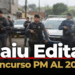 Grupo de policiais militares armados em frente a viaturas com chuva ao fundo