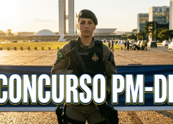 Policial militar fardada em posição de destaque com Congresso Nacional ao fundo ao entardecer