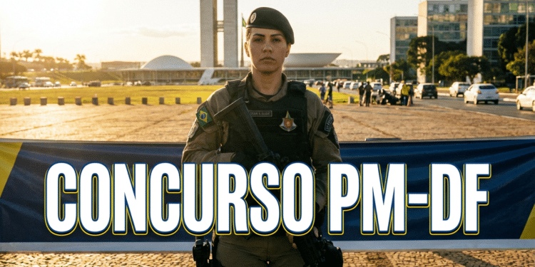 Policial militar fardada em posição de destaque com Congresso Nacional ao fundo ao entardecer
