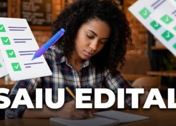 Mulher escrevendo em caderno com folhas de prova ilustradas ao redor em ambiente de estudo