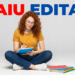 Jovem sentada escrevendo em caderno com edital aberto ao fundo e materiais escolares.
