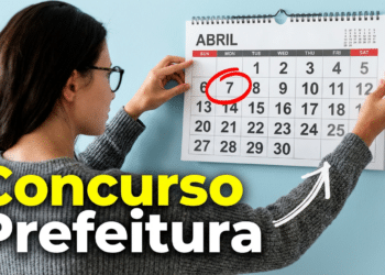 Mulher de óculos circula o dia 7 de abril em calendário pendurado na parede