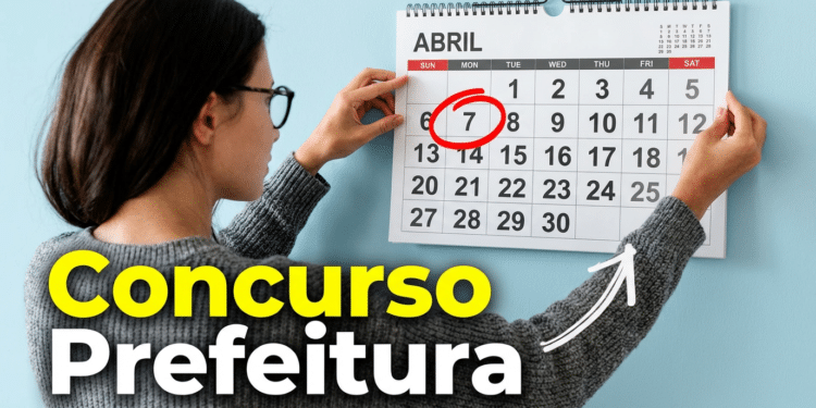 Mulher de óculos circula o dia 7 de abril em calendário pendurado na parede