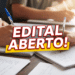 Pessoas escrevendo em cadernos abertos com canetas, participando de estudo coletivo