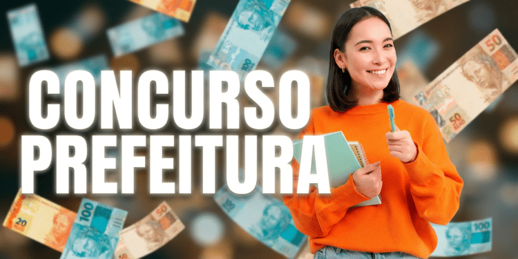Jovem segurando cadernos e caneta sorrindo, com notas de real flutuando ao fundo
