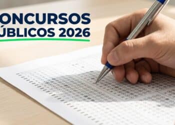 Pessoa segurando caneta e marcando cartão de respostas em mesa clara
