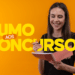 Mulher sorridente com caderno e caneta sobre fundo laranja com frase motivacional
