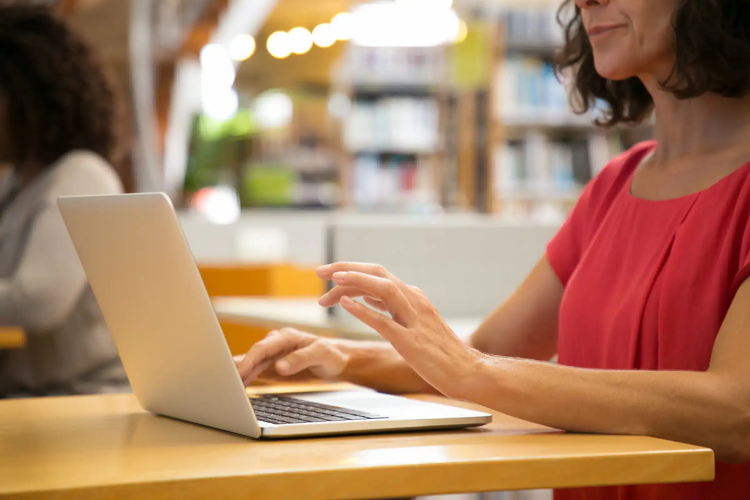 Pessoa utilizando notebook para realizar inscrição online em concursos públicos que encerram prazo nesta terça-feira.