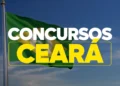 Bandeira do Ceará ao vento com texto sobre concursos em destaque
