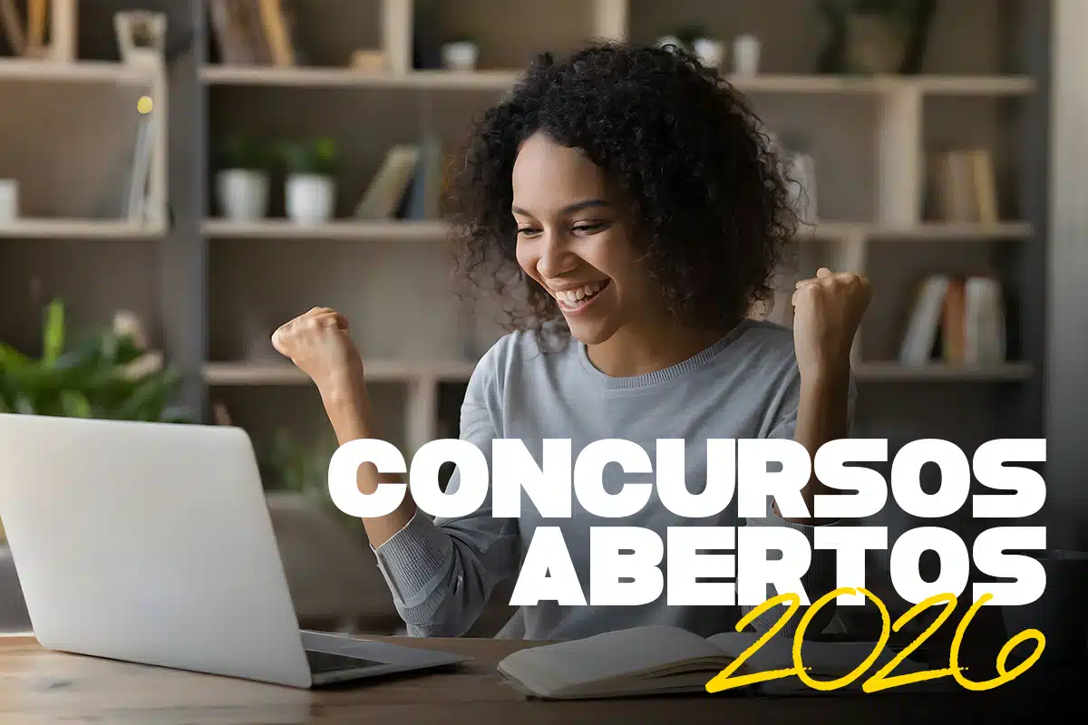 Mulher sorrindo e comemorando em frente a notebook aberto com texto Concursos Abertos 2026 em destaque
