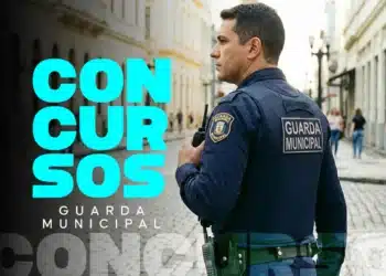 Guarda municipal em serviço com rádio comunicador em área urbana — concurso da Guarda Municipal de Caxias MA com inscrições abertas