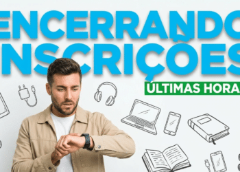 Homem observa relógio no pulso enquanto mensagem "Encerrando inscrições" aparece ao fundo, cercado por ícones de estudo