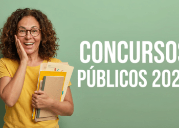 Mulher segurando cadernos e folders amarelos sorri diante de parede verde com texto Concursos Públicos 2026