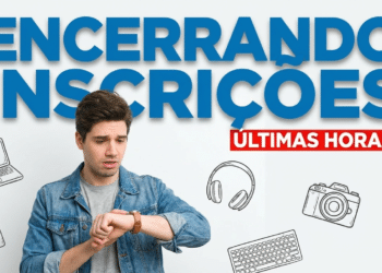 Homem jovem olhando preocupado para o relógio de pulso com aviso de encerramento de inscrições ao fundo
