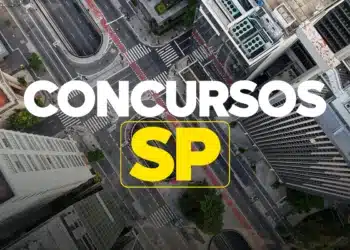 Vista aérea de cruzamento movimentado com prédios altos e faixa CONCURSOS SP em destaque