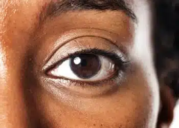 Olho humano em close mantendo contato visual direto durante uma conversa, representando as diversas características reveladas pela psicologia.
