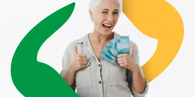Idosa sorrindo e mostrando cédulas de R$100, indicando a felicidade com o recebimento antecipado do 13º salário do INSS.