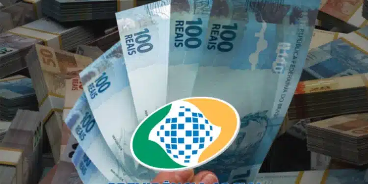 Notas de real brasileiro nas mãos de beneficiário com símbolo da Previdência Social INSS