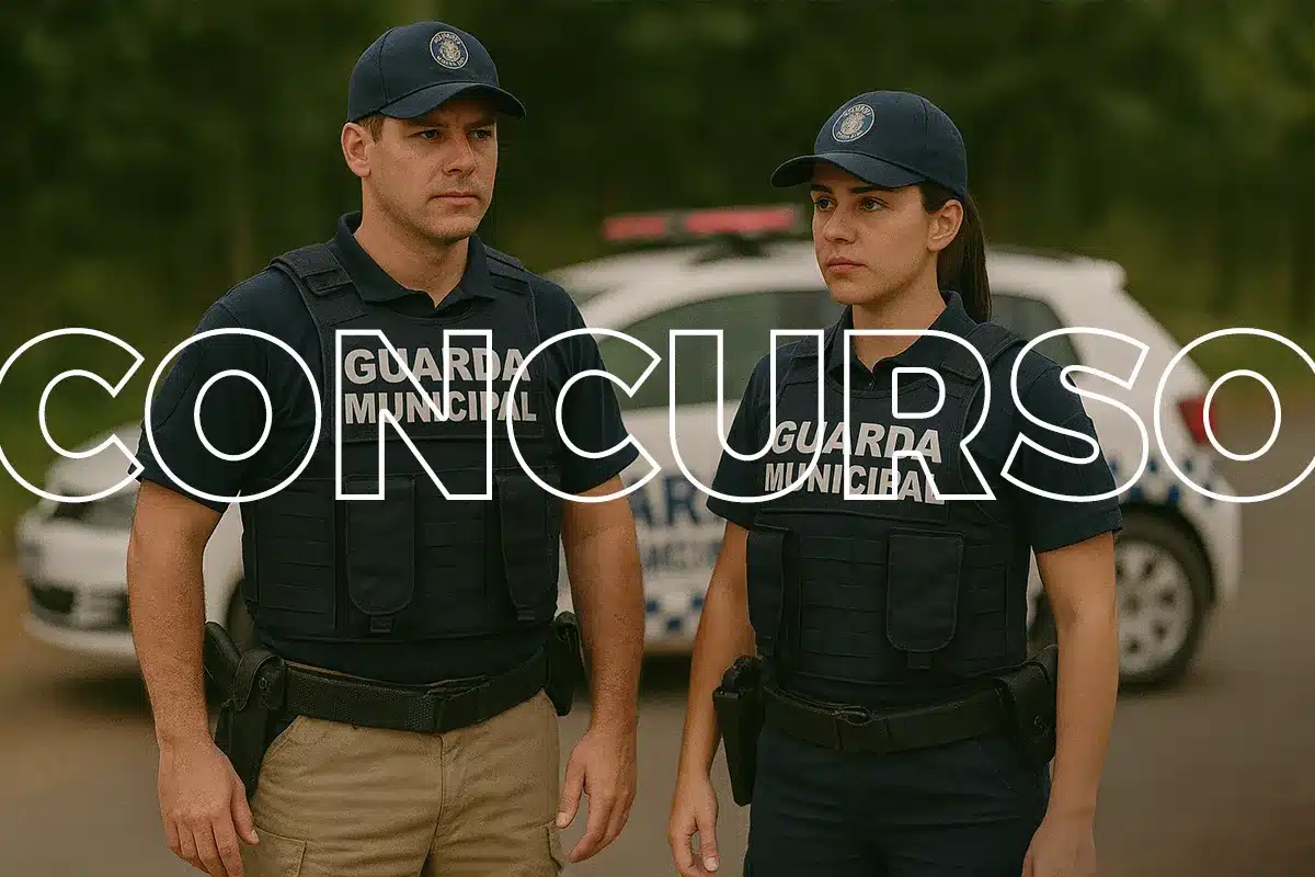 Fotografia de dois agentes da Guarda Municipal, um homem e uma mulher, em pé e fardados com uniformes azul-marinho e bonés. Ao fundo, uma viatura branca e azul está estacionada. Sobreposta à imagem, a palavra "CONCURSO" aparece em letras grandes com contorno branco.