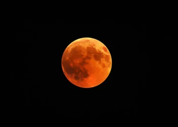 Eclipse lunar com Lua de Sangue em céu noturno, representando o fenômeno natural que ocorrerá nesta terça-feira (03)