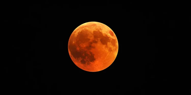 Eclipse lunar com Lua de Sangue em céu noturno, representando o fenômeno natural que ocorrerá nesta terça-feira (03)