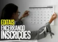 Pessoa organizando calendário para ilustrar prazo final de inscrições em processos seletivos de prefeituras com encerramento no domingo.